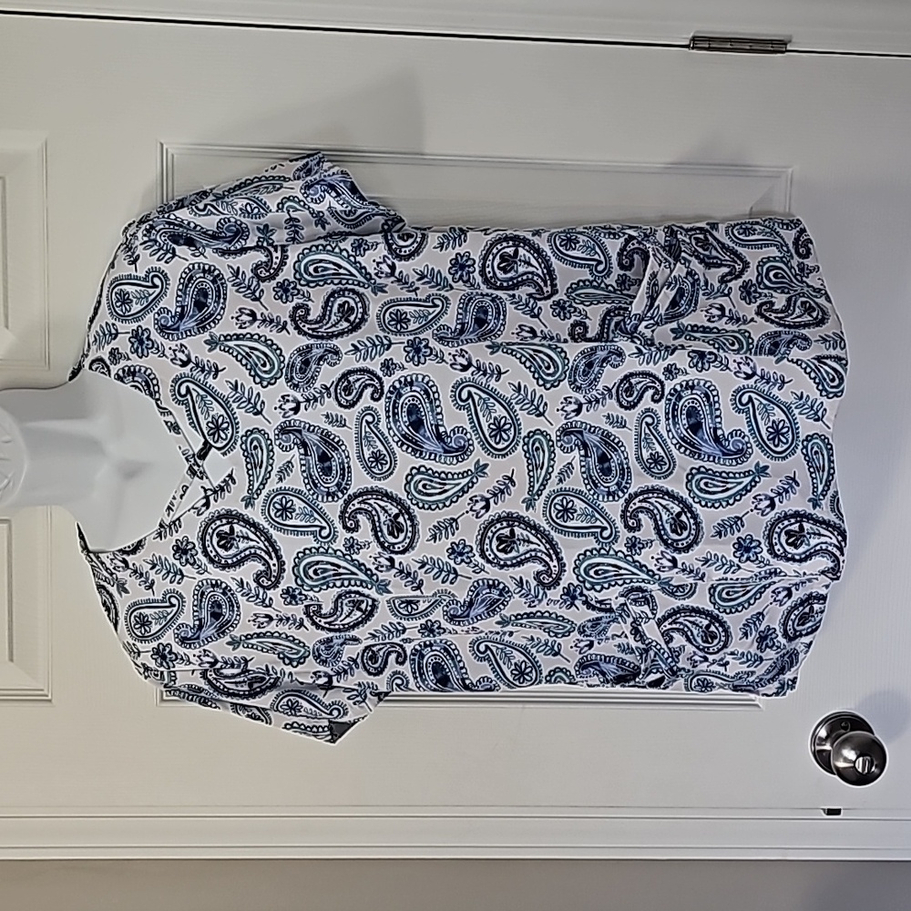 Scrub top ladies large butter-soft white blue paisley